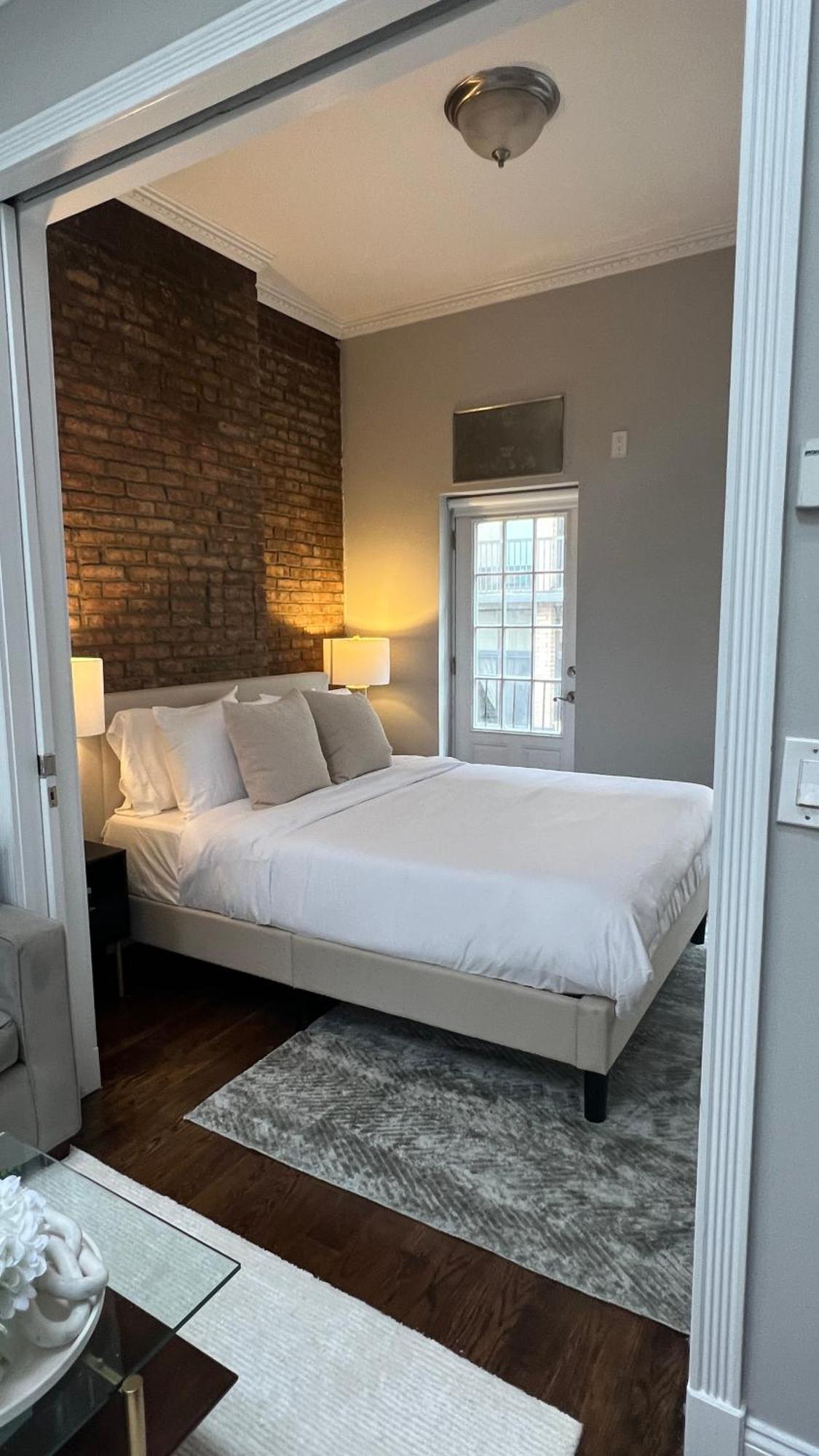 Gorgeous Exposed Brick 1 Bedroom Private Roof Deck! Appartamento New York
